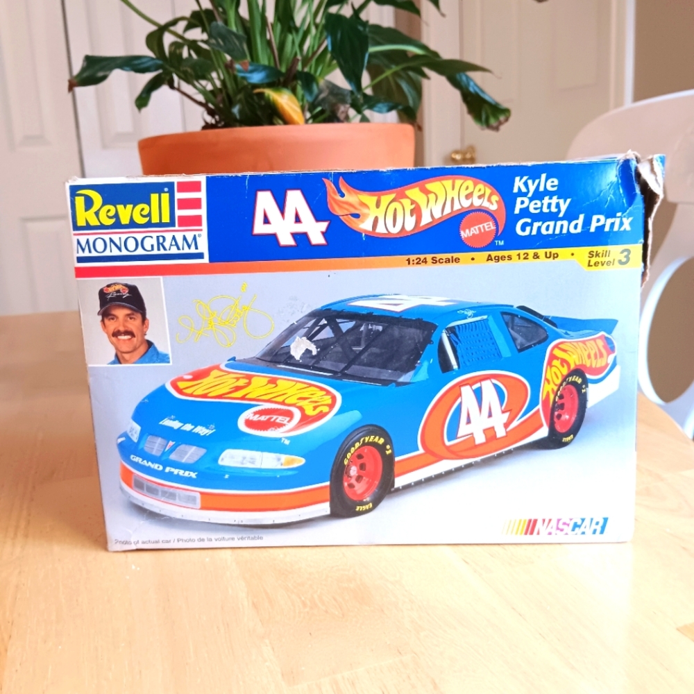 Revell Monogram 1997 HotWheels #44 Kyle Petty Model Car NOS
